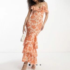 Söker!!! - Söker denna slutsålda klänningen från asos i storlek M eller S