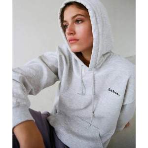 Grå hoodie från Urban Outfitters Iets Frans! Storlek M, sitter oversize på mig som har S vanligtvis 