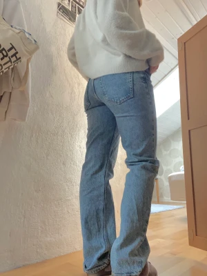 Zara jeans - Zara ”the mid waist straight” jeans!!! Super snygg och najs modell men dom har tyvärr blivit för små för mig! 