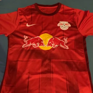 Fotbollströja - Leipzig T-shirt aldrig använd den är för stor för mig tyvärr, 