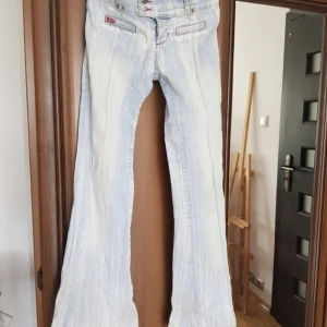 Lågmidjade bootcutjeans - Coola unika bootcutjeans!