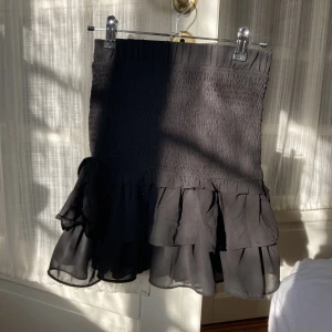 Kjol - Svart kjol med volanger från Chelsea. Aldrig använd, stl XS🤍
