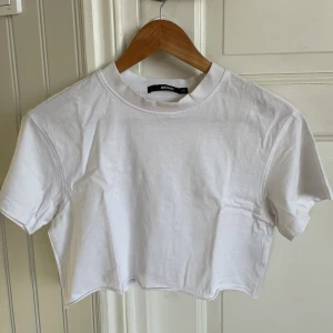 Croppad t-shirt från BikBok - Mycket fint skick och används inte längre, därför säljer jag. Kontakta vid intresse!