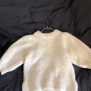 Stickad tröja  - Vit stickat tröja Helt ny 