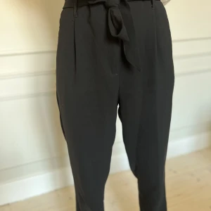 Kostymbyxor  - Sköna svarta kostymbyxor. 