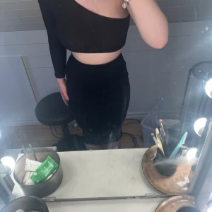 Stickad kjol - Från lindex, använd 2-3 gånger. Har en liten fläck från blekning som går att fixa med en svart penna, därav priset. Går lite längre än knäna❤️