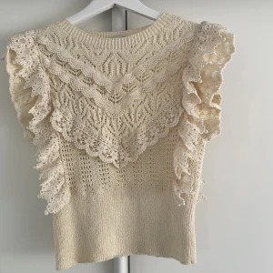 Topp - Säljer denna superfina topp från zara som är i stolek S. Superfin att ha nu till sommaren. 