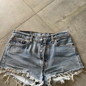 Levis 501 shorts - Levis 501 shorts i en ljusblå färg med storlek 30 i midjan. Passar från XS till M beroende på vilken passform som sökes, lågmidjade eller högmidjade.💕