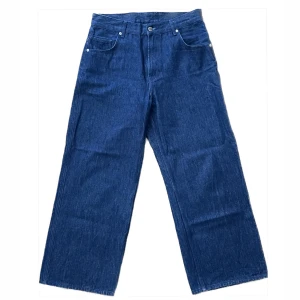 District 46 - District MEGA jeans  - Mina älskade District 46 jeans passar tyvärr inte mig längre men de passar säkert dig! Finfint skick, inget slitage :) väldigt nice tvätt och baggy som bara den ;) storleken är ”small” men kika deras storleksguide eller be mig skicka mått om du undrar<3<3