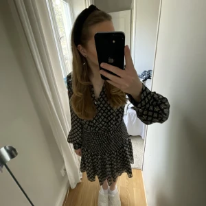 Klänning ifrån zara  - Superfin klänning ifrån zara som gör att ha till många olika tillfällen! Väldigt skönt material och den är bara använd 1 gång ❤️