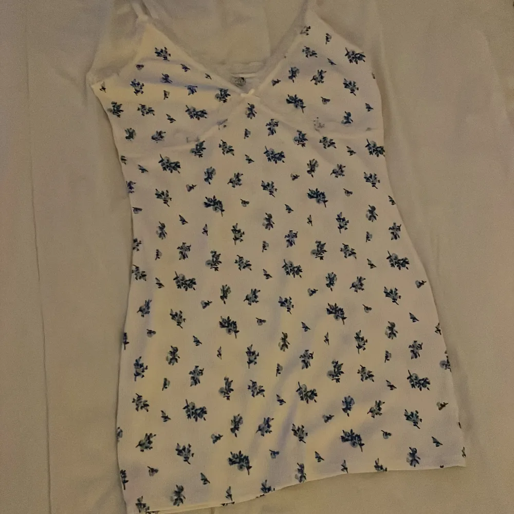 Hejjj, sĂ€ljer den hĂ€r korta klĂ€nningen frĂ„n h&m , knappt anvĂ€nd, ej min stil. Hör av dig om mer infoâ€ïž . Mekot.