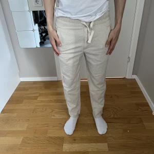 Linnebyxor Zara - Strl S, fint skick, endast använd ett fåtal gånger,  Inköpt för 399 kr på Zara