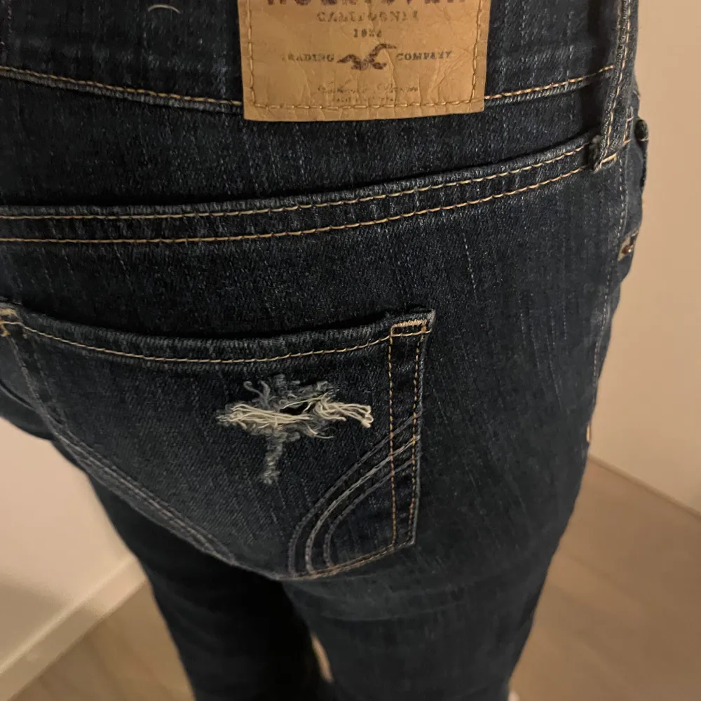 Säljer dessa skit snygga hollister jeans. Mörkblå med hål i. Fickorna har en fin sömm. Direkt pris 500 !  . Jeans & Byxor.