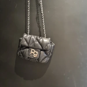 Väska - Säljer denna för jag fick den bär jag fyllde år men har redan en sån. H Jätte fin inte använd bara för prövning!❤💯👍🏻