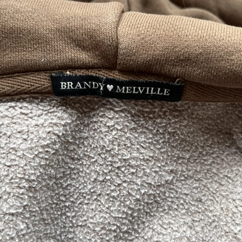 Säljer denna bruna zip-up från Brandy Melville! Köptes 2021 och använt ett flertal gånger, men inga synliga skador. Hör av dig för mer info och bilder, pris kan diskuteras! . Hoodies.