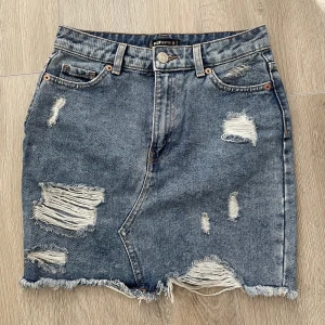 Jeans kjol - Bra skick, knappt använd, köpt på New Yorker, säljer den för att den inte kommer till användning längre🫶🏼