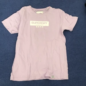 Superdry t-shirt  - Snygg t-shirt i bra skick köptes för 300 kr säljer för 100 kr 💗 Köparen står för frakten 