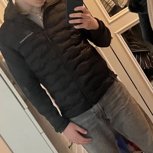 Peak performance cardigan - Säljer min peak cardigan för att den inte kommer till användning den är använt ett fåtal gånger och är i jättebra skick pris kan diskuteras 