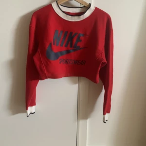 Nike tröja - Det är jättefin nike tröja som man kan vända ut och in!