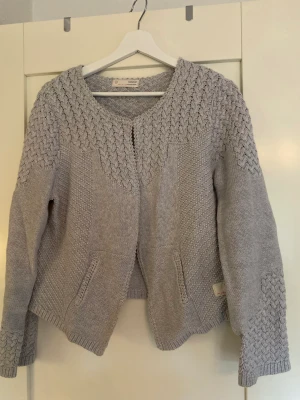 Odd Molly kofta - Söt kofta i blågrå färg från Odd Molly. Fin skick! 