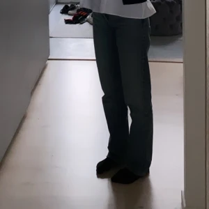 Jeans  - Grå jeans från zara, sparsamt använda. Köparen står för frakten😌
