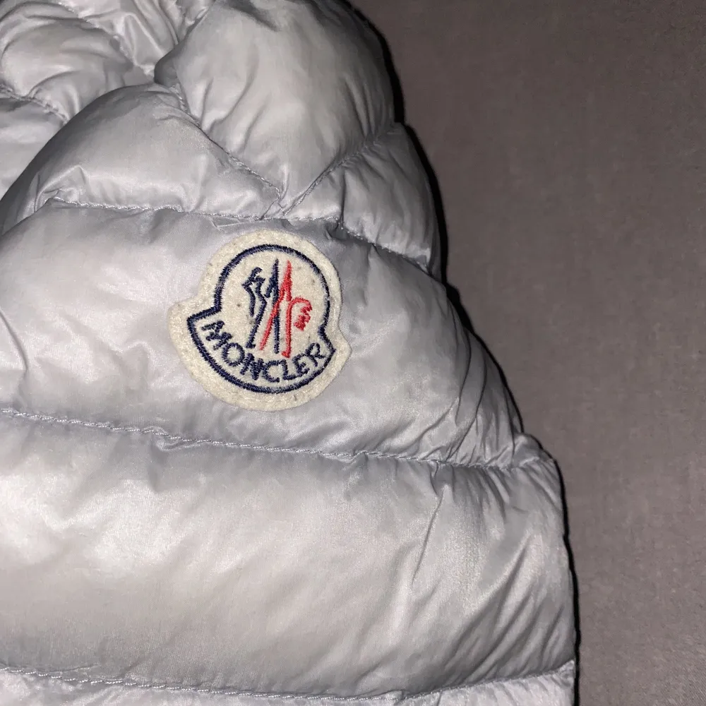 Säljer min snygga moncler jacka, skick 9/10 storlek M passar S, för mer frågor kom DM. Jackor.