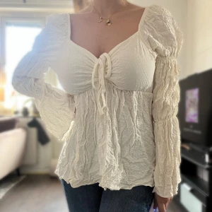 Söt bardot topp med runched design - Supercute topp med skrynklig design som går att använda på två sätt från actüel.