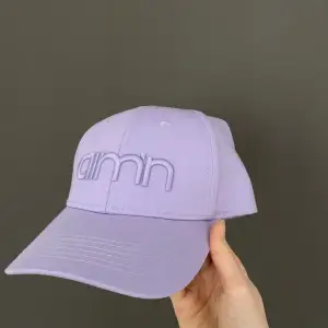 Keps från Aimn. Ny, helt oanvänd men tyvärr för stor för mig  Nypris 199kr (plus ev frakt) Se mer —> https://www.aimn.se/products/lavande-logo-cap