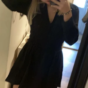Zara Klänning - Säljer min helt oanvända zara klänning! Säljer för att jag inte fått någon användning för den. Perfekt till sommaren💛💛skriv för mer bilder