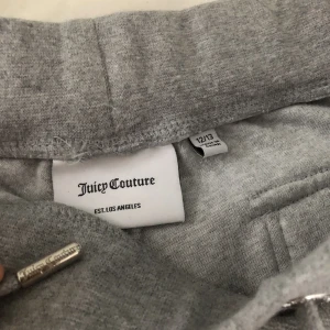 Juciy byxor - Ett par ljusgråa juciy byxor. Stolek 12-13 år (inprincip som xxs fast lite kortare). Inga defekter av användning! Priset är diskuterbart 