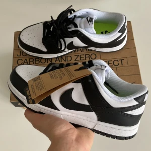 Nike panda dunk low  - Helt nya, panda dunks 🐼  Storlek 38 snabb deal 1399kr  Kvitto finns