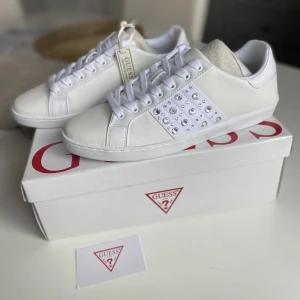 Guess sneakers vita - BUD PÅ 950kr! Superfina vårskor från Guess! Helt nya har bara provat en gång, säljer då dom var för stora för mig (brukar ha 39). Kostar vanligtvis nypris 1 300kr. Slutsålda i storlek 40🫶🏼