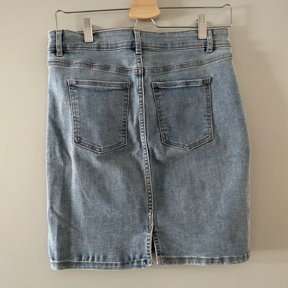 Kjol i strechigt jeansmaterial. Kjolar.