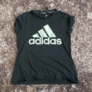 Adidas t-shirt - Storleken är small och tröjan är stretchig <3