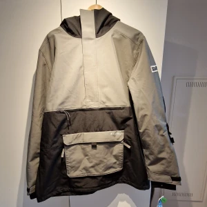 Coal Snowjacka - Helt ny snowjacka från coal. Oversized för sin storlek, riktigt go att åka i. För stor för mig tyvärr. Nypris 2159:-