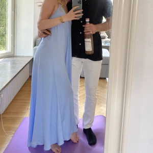 Sommarklänning - Perfekt sommarklänning, jag är 160. V ringad fram och knyte bak.