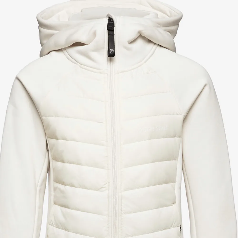 Jag säljer en vit jacka pga att den har blivit för liten. Den kostar 380 kr pga att jag köpte den för 420 kr hoppas ni gillar den kram💜💙💚💛❤️. Jackor.