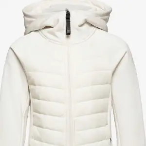 Jag säljer en vit jacka pga att den har blivit för liten. Den kostar 380 kr pga att jag köpte den för 420 kr hoppas ni gillar den kram💜💙💚💛❤️