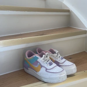 Nike Air Force 1 Shadow Dam 👟 - Nike Air Force 1 Shadow : Har haft på sig bara några gånger men det är inte riktigt min stil. Men dessa är perfekta inför sommaren nu. Storlek 38 