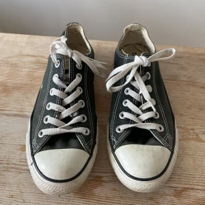 Låga converse  - Låga svarta converse storlek 39. Använda men i bra skick.