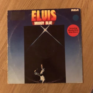 Elvis vinyl skiva - Finns en repa på ena sidan Har ej lyssnat på skivan Cool att hänga upp