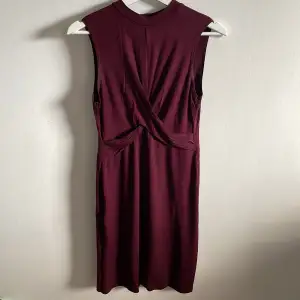 En kort klänning med knut i midjan 