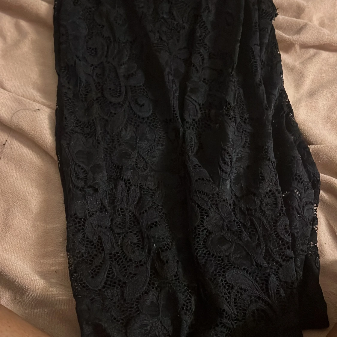 Tajts svart spets klänning med uring  - 90