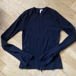 topp med dragkedja - otrolig topp med dragkedja hela vägen och slits på ärmarna!!! 