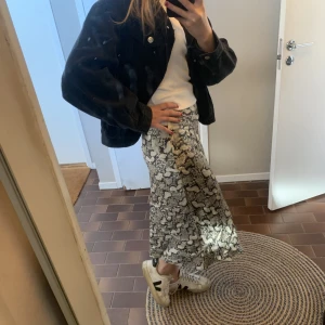 Kjol  - Detta är en super fin och skön långkjol från H&M i ett fint mönster och silke. Den är i strl 34 och man kan ha den lågmidjad💞💞man kan diskutera priset:) 