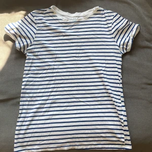 T-shirt - Säljer denna t-shirt. Helt okej skick.