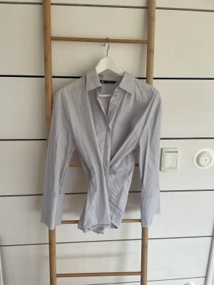 Skjorta zara - Jättesnygg skjorta från zara som man kan ha både som en vanlig skjorta eller använda den sneda knäppningen som gör den tight i midjan 