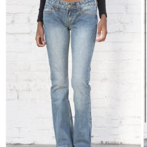 Lågmidjade jeans  - Säljer dessa superfina jeans från brandy Melville. Aldrig använda så helt nya. Storlek s men skulle säga att det kan passa både xs och s. 