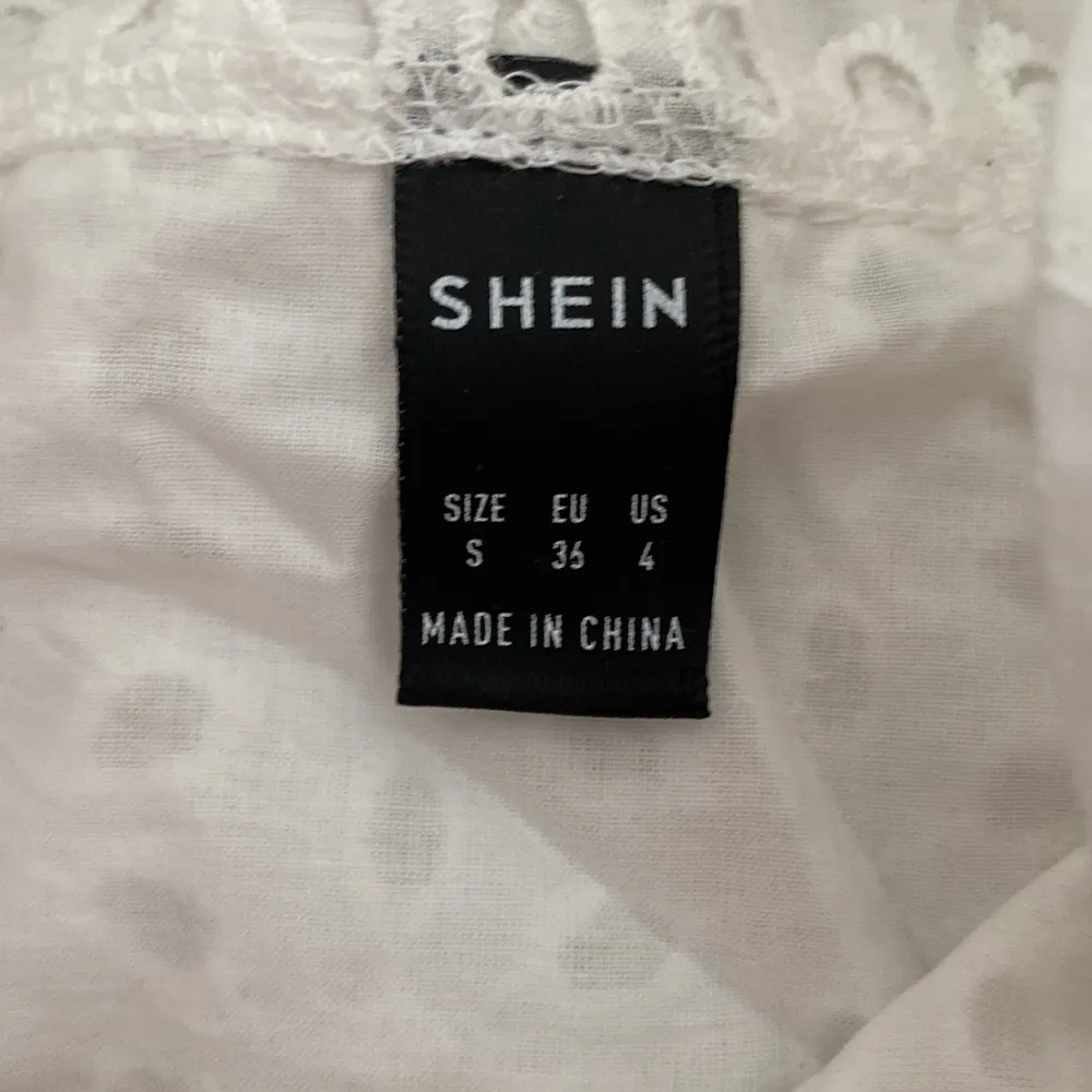 Vit volangkjol från shein som går att knyta själv så passar XS-M men är storlek S💓Kommer inte till användning💓säljer för 40+ frakt💓. Kjolar.