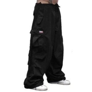 UFO PARACHUTE PANTS - Åhhhh de ikoniska UFO parachute-byxorna från tidigt 00-tal, svarta i storlek S🖤har dragsko på både midjan och i benen, innerbensmått är 82cm.